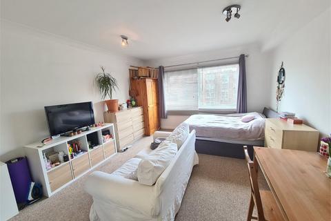 Studio to rent, Gainsborough Road, Woodside Park, N12