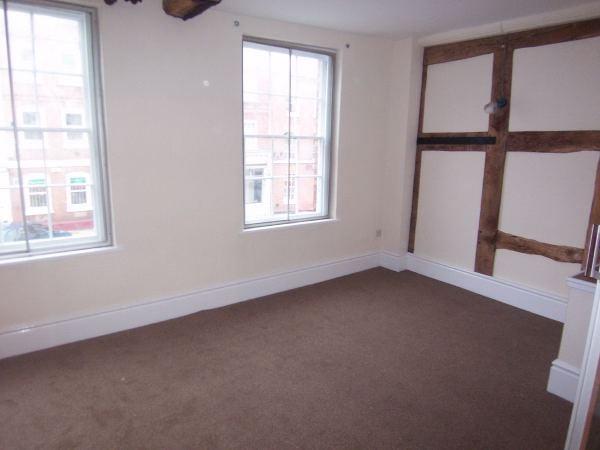 16 Broad Street, Leominster, HR6 1 bed flat - £425 pcm (£98 pw)