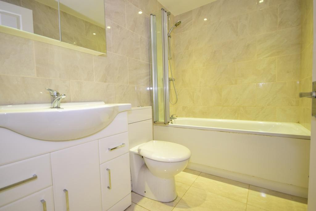 Britton Street Gillingham ME7 3 bed terraced house to rent £1,300 pcm