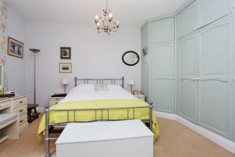 3 bedroom flat to rent, Hamlet Gardens, Hammersmith W6