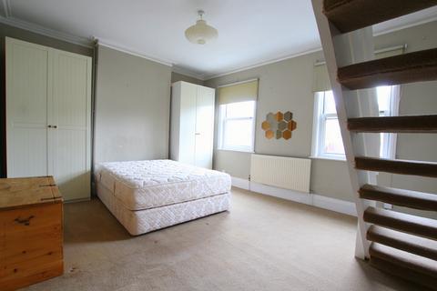 3 bedroom terraced house to rent, Caroline Road, London SW19