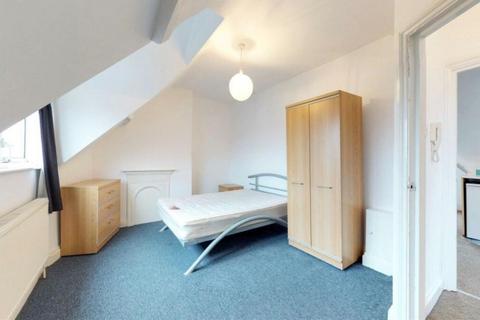 2 bedroom apartment to rent, Grosvenor Gardens London NW2