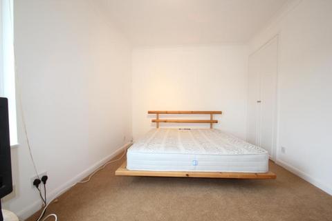 3 bedroom terraced house to rent, Byron Close, Woking GU21