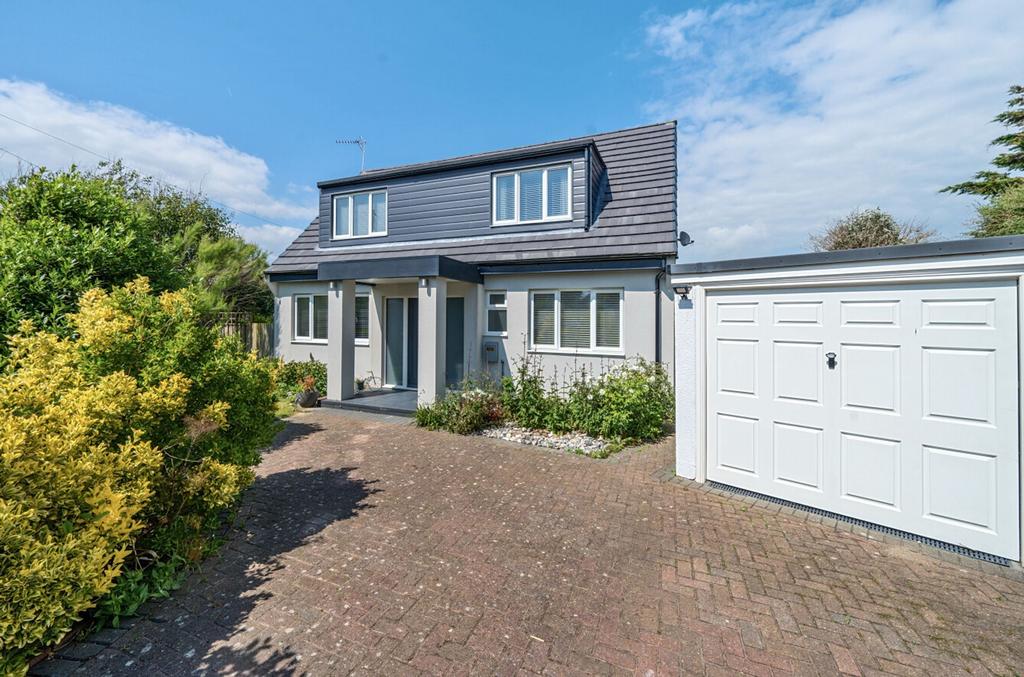 Southdean Close, MiddletonOnSea, PO22 3 bed detached house for sale £580,000