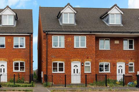 4 bedroom end of terrace house for sale, Talbot Road, Wellingborough NN8