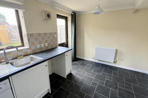 3 bedroom terraced house to rent, Meadow Close, Westbury