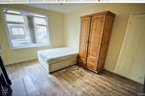 Terraced house to rent, Hanworth Road, HOUNSLOW, Greater London, TW3