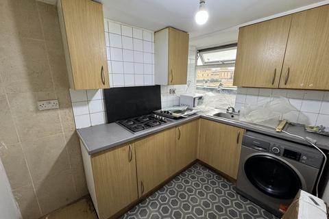Terraced house to rent, Hanworth Road, HOUNSLOW, Greater London, TW3