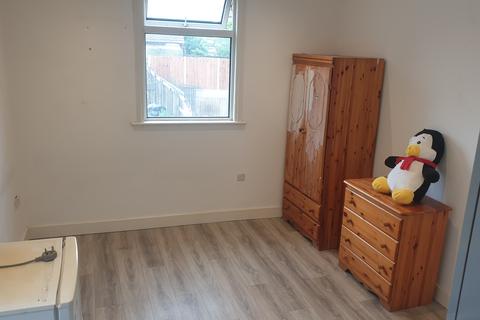 1 bedroom flat to rent, Romford Road E12 5JT