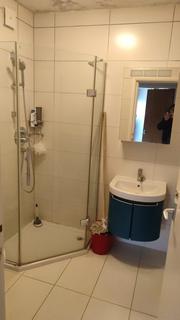 1 bedroom in a flat share to rent, Mount Park Road Ealing Broadway, London W5