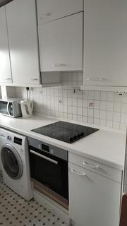 1 bedroom in a flat share to rent, Mount Park Road Ealing Broadway, London W5