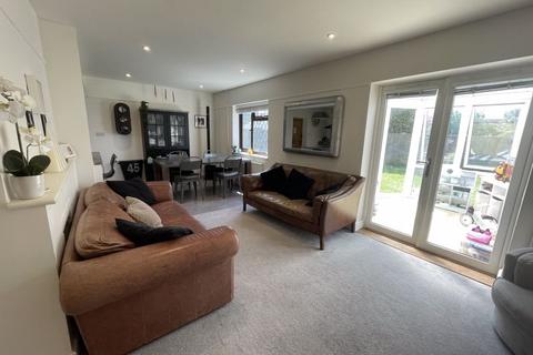 3 bedroom semi-detached house to rent, Cheshire Crescent, Chichester