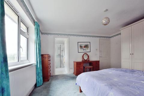 4 bedroom bungalow to rent, Harefield Road