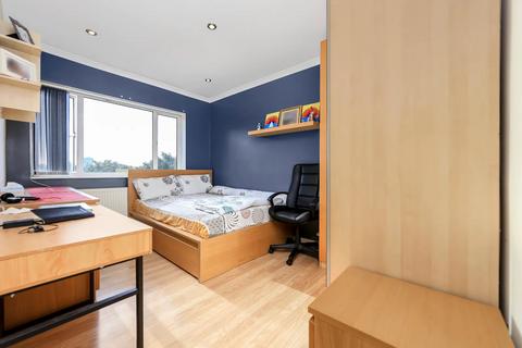 3 bedroom apartment to rent, Boston Manor Road, Brentford TW8