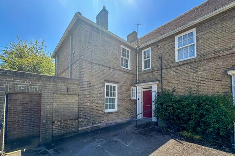 4 bedroom semi-detached house to rent, Howes Place, Cambridge CB3