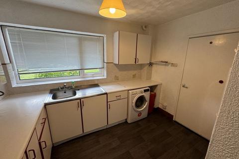 3 bedroom semi-detached house to rent, Darbyshire Close, Heaton