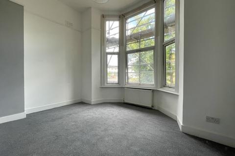 3 bedroom flat to rent, Selhurst Road, South Norwood