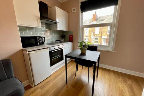 1 bedroom flat to rent, Sholebroke Mount, Leeds, UK, LS7