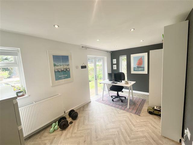 Bedroom 5/ Office