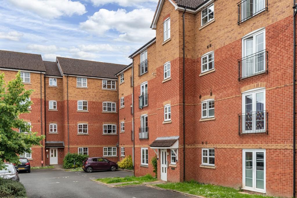 Design Close, Bromsgrove... 2 bed apartment to rent £875 pcm (£202 pw)