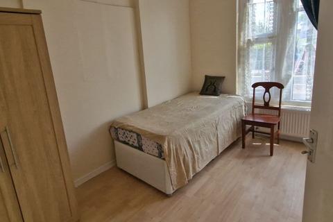 4 bedroom flat to rent, Audley Road,Hendon