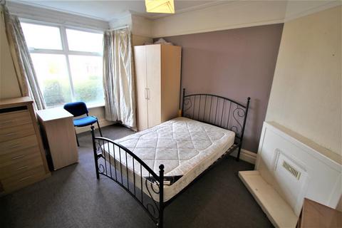 3 bedroom terraced house to rent, Meanwood Road, Meanwood, Leeds, LS6 4AW