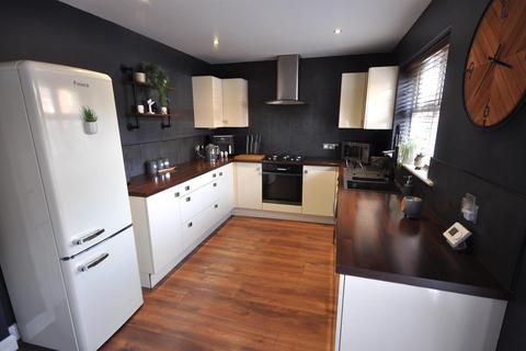 4 bedroom end of terrace house for sale, West Street, Thorne, Doncaster