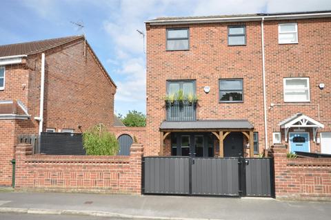 4 bedroom end of terrace house for sale, West Street, Thorne, Doncaster