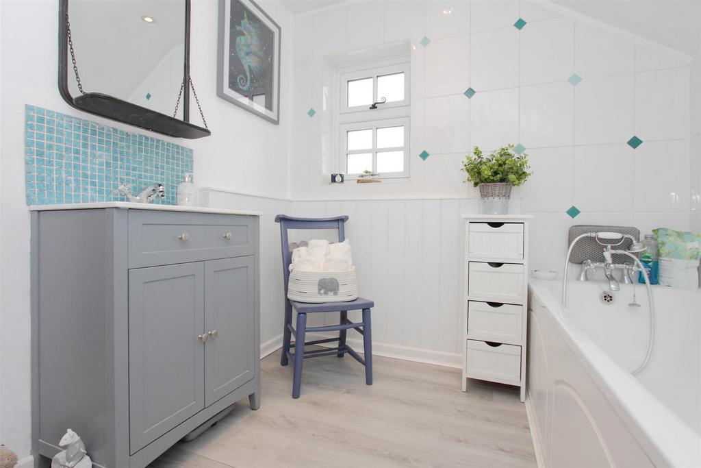 Ringwold Cottage - Family Bathroom