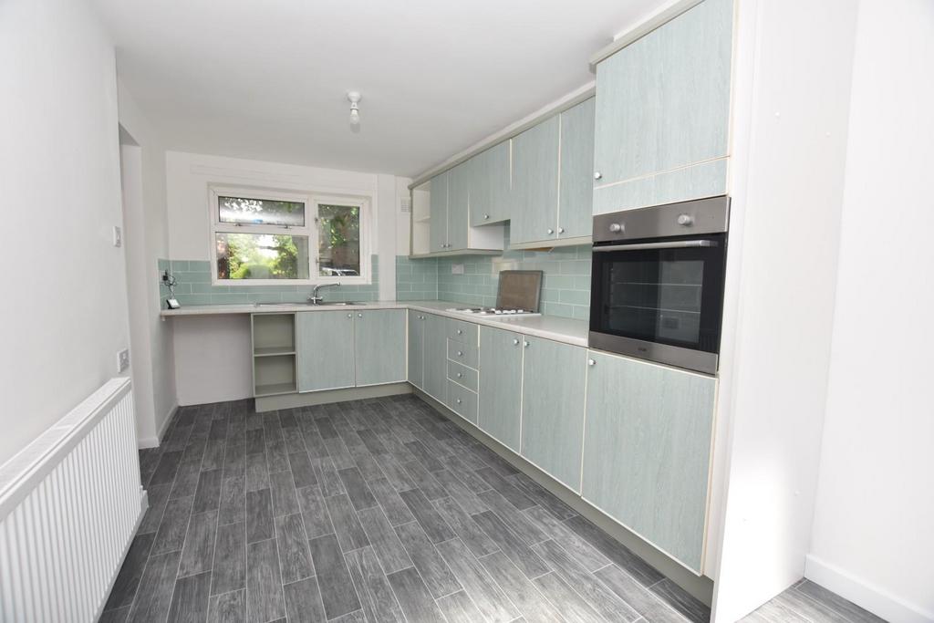 Ennerdale Crescent, Newbold... 3 bed semidetached house to rent £900 pcm (£208 pw)