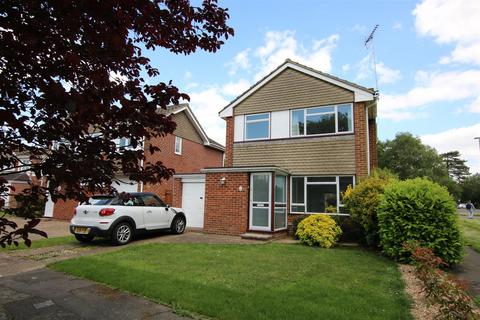 3 bedroom detached house to rent, Lapwing Close, Horsham