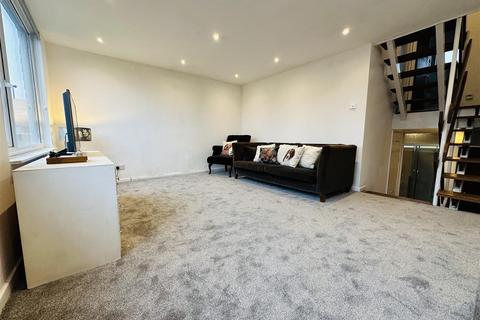 3 bedroom end of terrace house to rent, Warminster Road, London