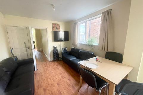 Mixed use to rent, £600PCM ALL INCLUSIVE 6 BED LENTON HOUSESHARE AVAIL START OF AUG