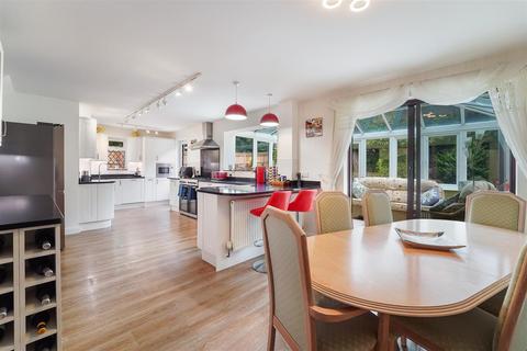 6 Bayeux, Tadworth, KT20 5TL