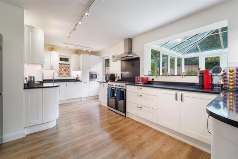 6 Bayeux, Tadworth, KT20 5TL