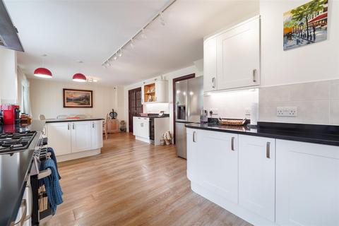 6 Bayeux, Tadworth, KT20 5TL