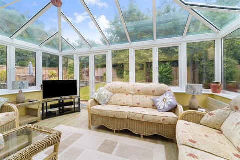 6 Bayeux, Tadworth, KT20 5TL