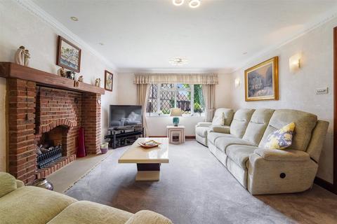 6 Bayeux, Tadworth, KT20 5TL