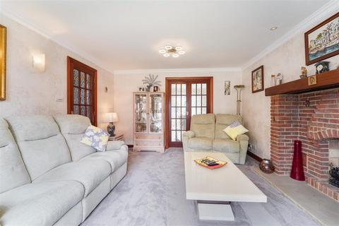 6 Bayeux, Tadworth, KT20 5TL