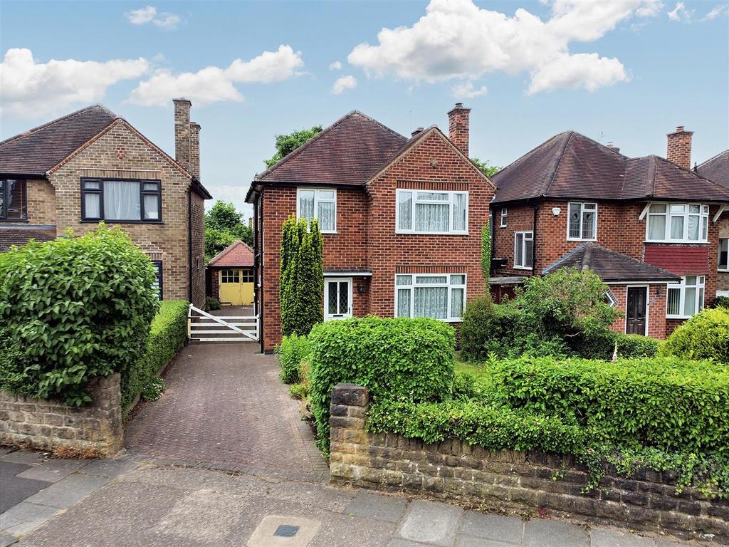 Balmoral Drive, Bramcote, Nottingham 3 bed detached house for sale £