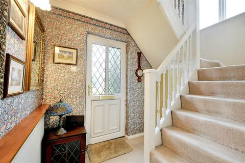 2 Balmoral Drive, Bramcote, Nottingham, NG9 3FU
