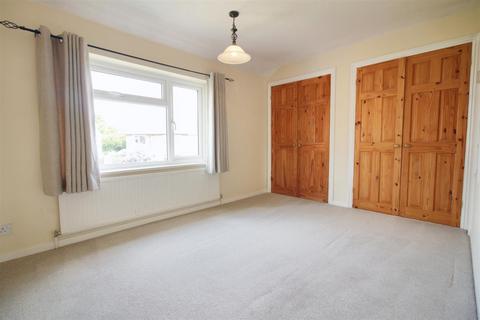 2 bedroom semi-detached house to rent, Tiverton Crescent, Aylesbury