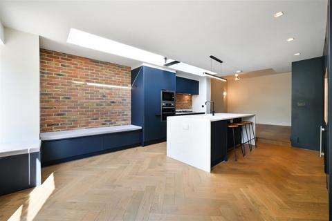 17 Gilbert Road, London, SW19 1BP