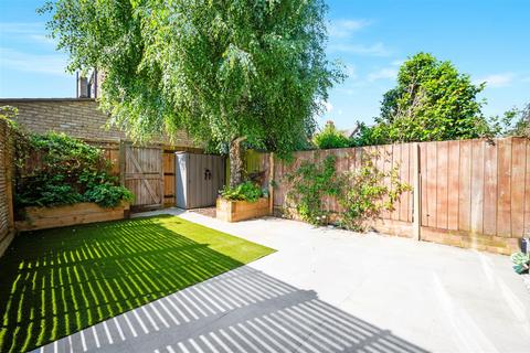 17 Gilbert Road, London, SW19 1BP