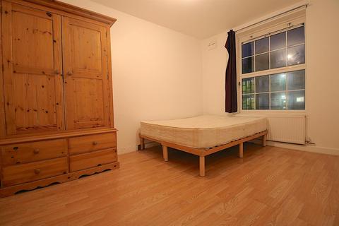 3 bedroom flat to rent, Prusom Street, London E1W