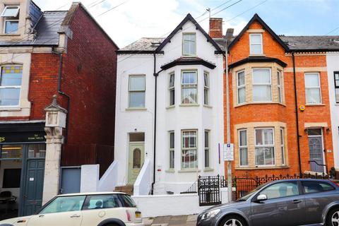 6 bedroom end of terrace house for sale, York Place, Barry