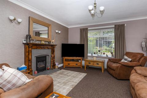 4 bedroom semi-detached house for sale, Highfield Avenue, Brighouse