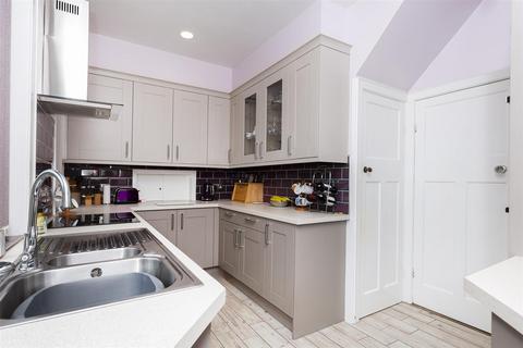 24 Beech Avenue, Huddersfield, HD5 8DZ