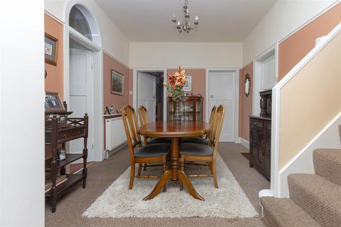 24 Beech Avenue, Huddersfield, HD5 8DZ