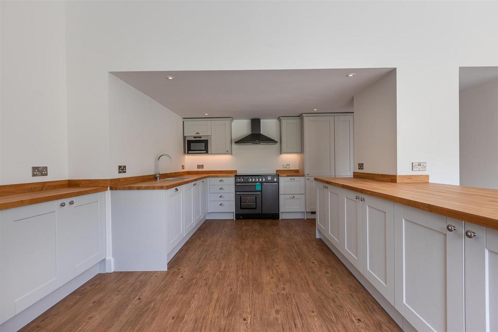 A20 - Barns &#64; Higher Court Barns, Littlehempston -